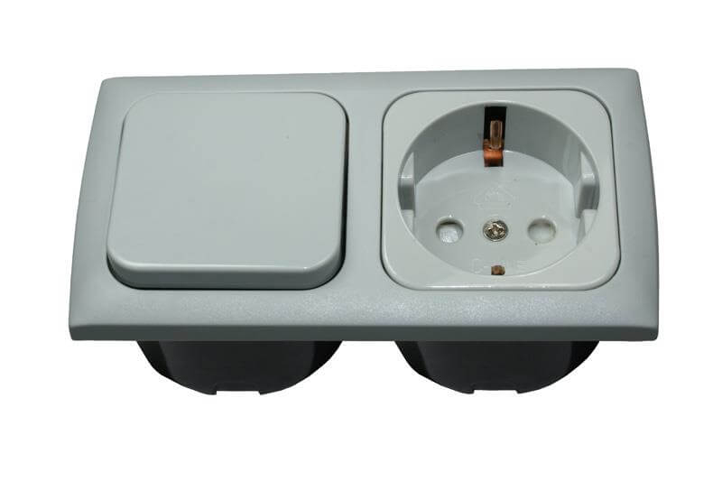 C-Line interrupteur simple et prise de courant Schuko 230V avec Opal cadre double gris