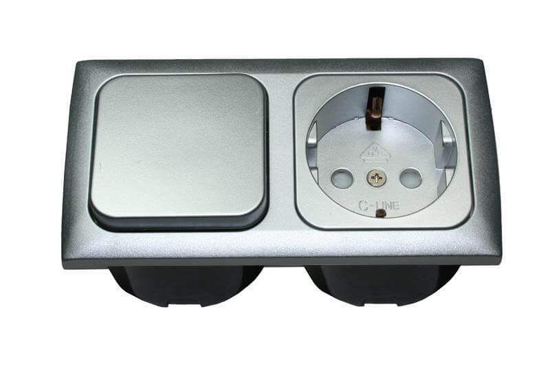C-Line interrupteur simple et prise de courant Schuko 230V avec Opal cadre double argent